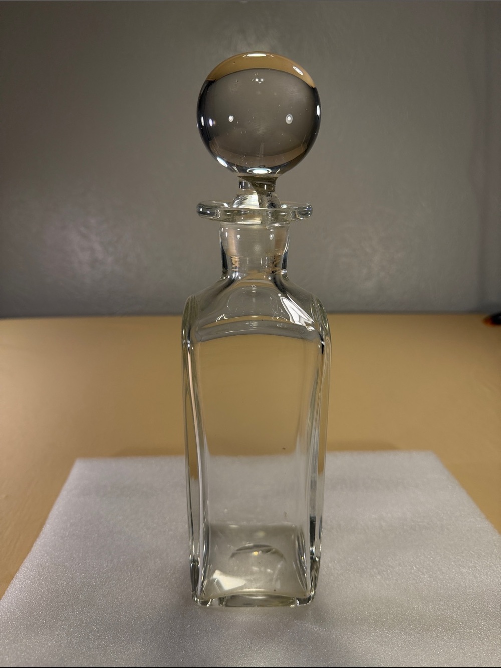 Heavy square glass decanter with round stopper